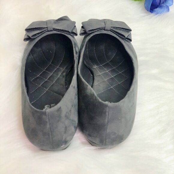 - Coach & Four Black Round Toe Flats, Size 8 - Picture 5 of 6